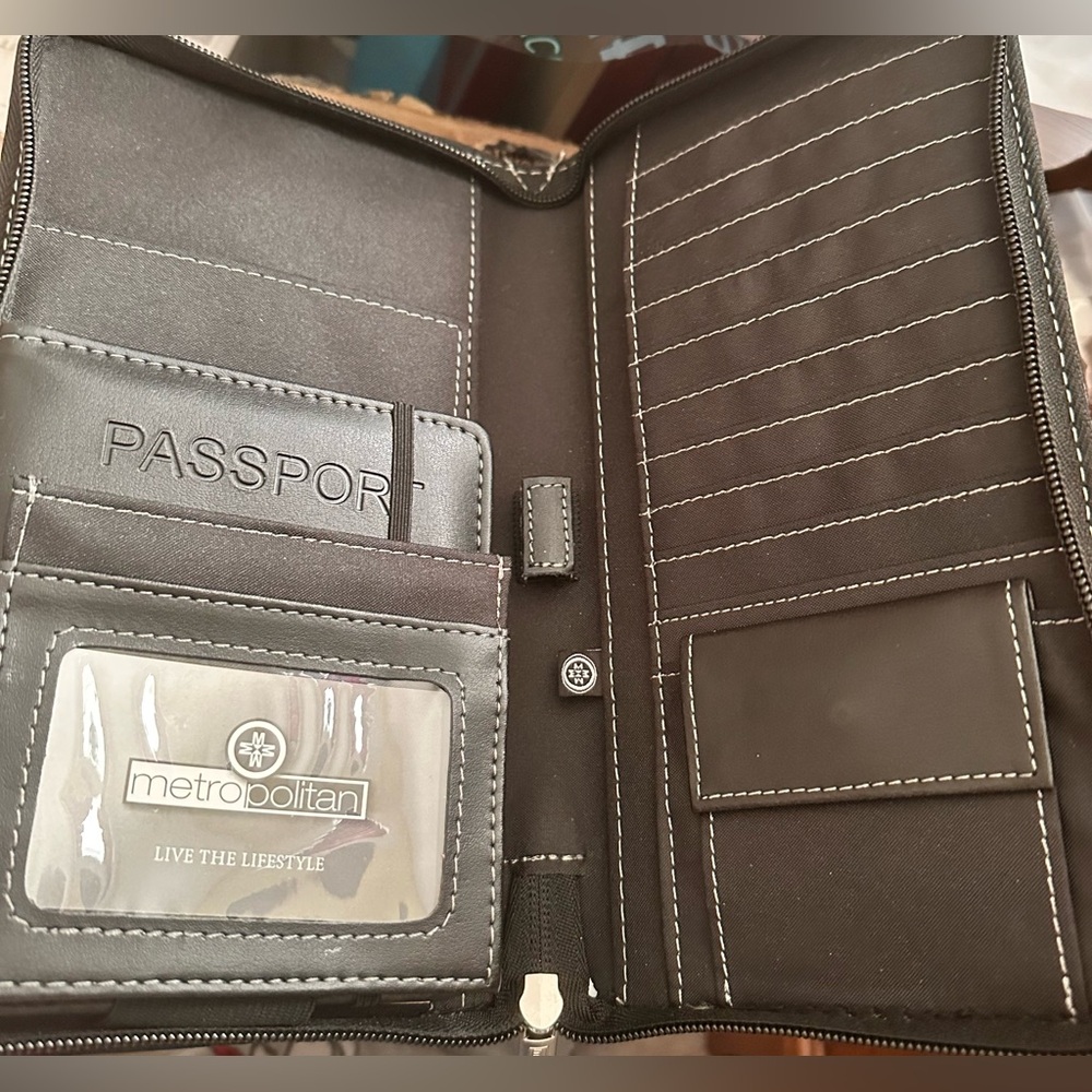 Metropolitan travel organizer wallet